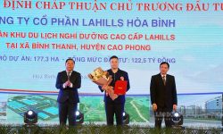 Hoà Bình trao quyết định đầu tư 16 dự án với tổng số vốn gần 49.000 tỉ đồng