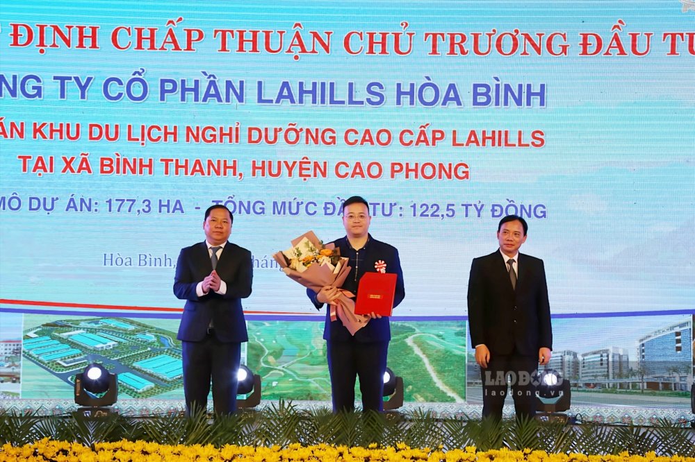 Hoà Bình trao quyết định đầu tư 16 dự án với tổng số vốn gần 49.000 tỉ đồng Hoà Bình trao quyết định đầu tư 16 dự án với tổng số vốn gần 49.000 tỉ đồng