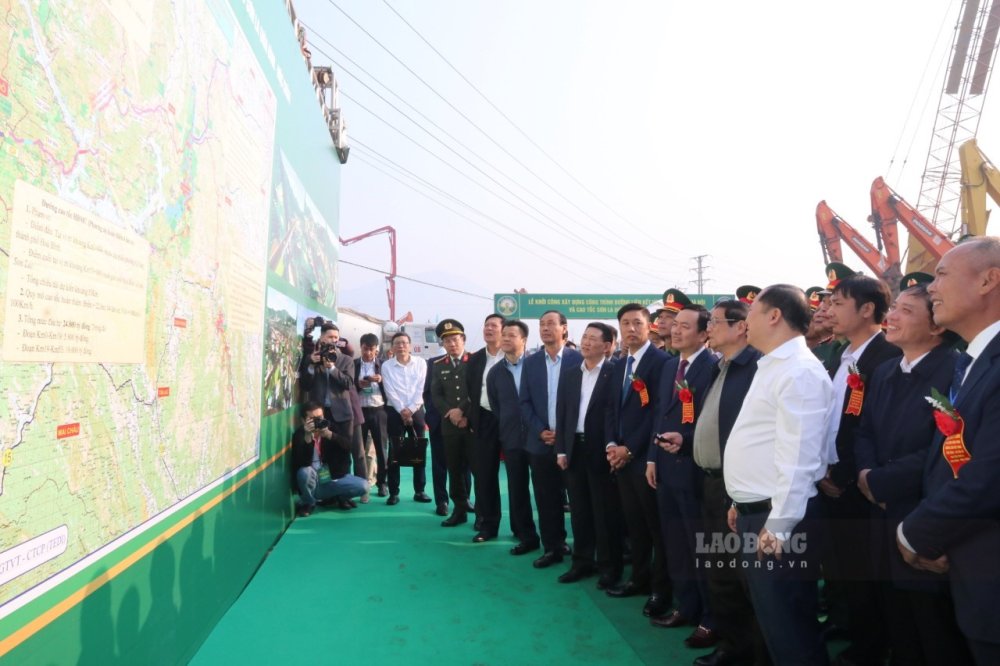 Thủ tướng dự lễ khởi công dự án đường hơn 4.000 tỉ đồng ở Hòa Bình Thủ tướng dự lễ khởi công dự án đường hơn 4.000 tỉ đồng ở Hòa Bình