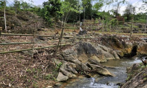 Mảnh đất đẹp như cô thôn nữ xứ Mường Với diện tích sổ 2882,8m2.Thực tế là 3500m2: trong đó có 400m2 đất ở, còn lại là đất vườn